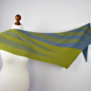 三角形のスカーフの編み図「異なるストライプ」 - ストライプ柄の非対称スカーフ - PDF を DE&EN でダウンロード