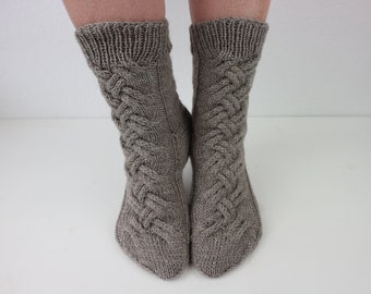 Handgestrickte Socken in Gr. 38/39 aus 6- fach Sockenwolle in hellbraun mit Zopfmuster