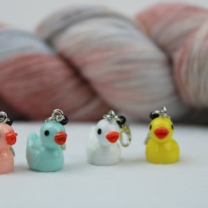 4 cute stitch markers / progress markers ducks with ring or carabiner for knitting and crocheting