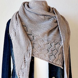Modèle de tricot pour un châle triangulaire à motif dentelle et point mousse « Journée nuageuse » – châle asymétrique – PDF en allemand et en anglais