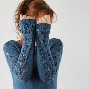 Strickanleitung Pullover „Bella Sweater“ / Top Down / Lochmuster Ärmel / PDF Download De & En / XS–XXL