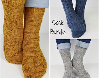 Peut inclure: Une collection de trois paires de chaussettes en tricot avec un motif torsadé. L'ensemble comprend une paire jaune moutarde, une paire bleu denim et une paire gris chiné. Le texte "Sock Bundle" est imprimé en noir sur l'image.