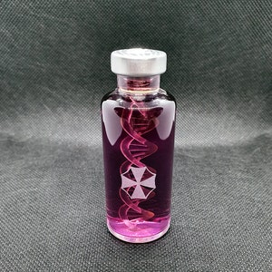 Peut inclure: Une bouteille en verre avec un bouchon argenté remplie d'un liquide violet. Une image blanche gravée d'une chaîne d'ADN et d'un symbole de parapluie est visible à l'intérieur de la bouteille.