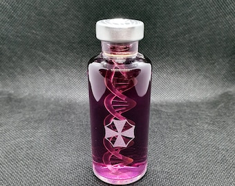 Peut inclure: Une bouteille en verre avec un bouchon argenté remplie d'un liquide violet. Une image blanche gravée d'une chaîne d'ADN et d'un symbole de parapluie est visible à l'intérieur de la bouteille.