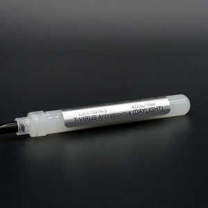 Puede incluir: Un vial de plástico transparente con una etiqueta plateada que dice "Lot 01597AIS T-VIRUS Antiretrovirus (DAYLIGHT) 4223μl/10ml".