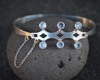 Kultaseppä Salovaara, Finland. Nordic Finnish Vintage Modernist 830H Silver Open Bangle Bracelet Light Blue faceted gemstones 1969