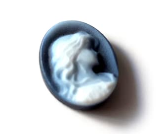 Cammeo in pietra di agata blu: profilo di donna con capelli lunghi, gioielli italiani