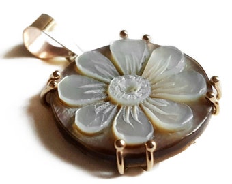 Gold motherofpearl cameo pendant Daisy italian cameos jewelry donadio cameos shell pendentif camée colgante camafeo  カメオペンダント Камея подвеска