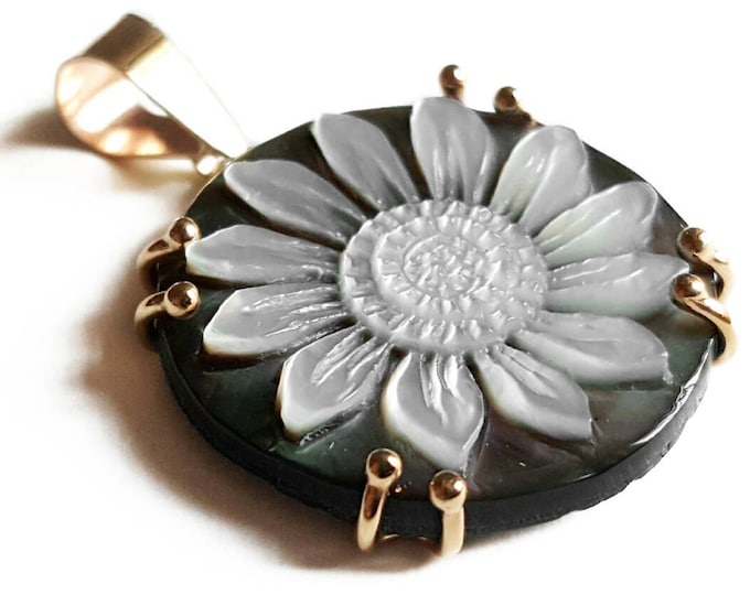 Motherofpearl black cameo pendant italian cameo jewelry donadio cameo shell pendentif camée colgante de camafeo  カメオペンダント Камея подвеска