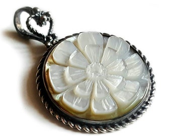 Mother of pearl Floral cameo pendant italian cameos jewelry donadio cameos shell pendentif camée colgante camafeo  カメオペンダント Камея подвеска