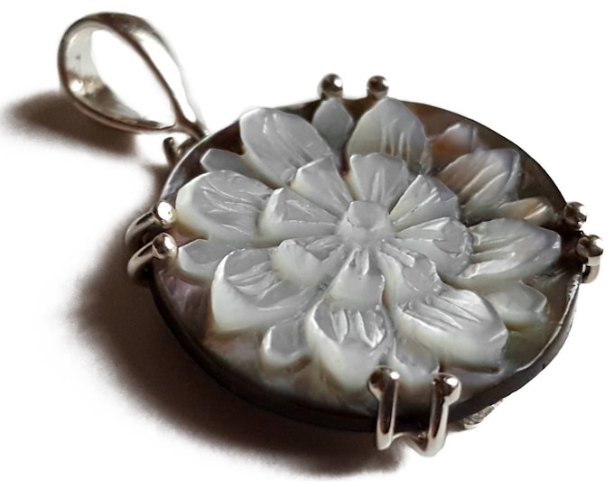 Mother of pearl Lotus cameo pendant italian cameo jewelry donadio cameo shell pendentif camée colgante camafeo カメオペンダント Камея подвеска