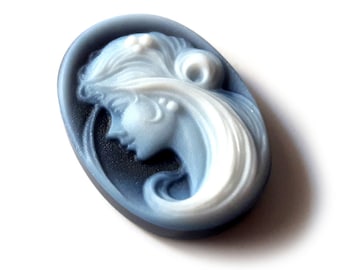 Cammeo in pietra di agata blu: profilo di donna, gioielli italiani
