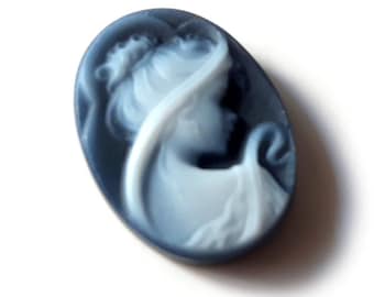 Cammeo in pietra di agata blu: ritratto di donna italiana (1,7 cm)