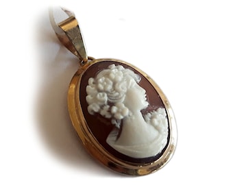 Ciondolo cammeo in conchiglia sardonica dorata: profilo della dea inciso a mano