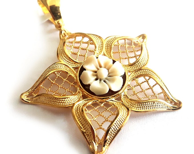 Shell cameo pendant Lotus shape italian cameos jewelry donadio cameos shell pendentif camée colgante camafeo カメオペンダント Камея подвеска