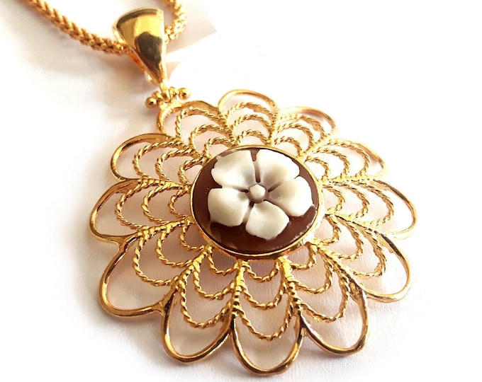 Shell cameo pendant Lotus flower italian cameos jewelry donadio cameos shell pendentif camée colgante camafeo カメオペンダント Камея подвеска
