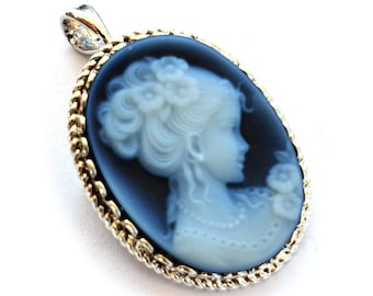 Spilla con ciondolo cammeo in agata blu: ritratto di donna in argento sterling