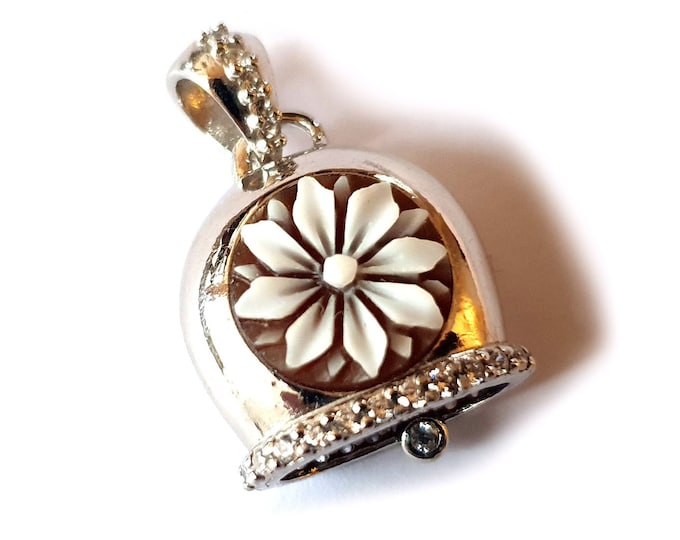Shell cameo pendant bell flower italian cameo jewelry donadio cameo shell pendentif camée colgante camafeo カメオペンダント Камея подвеска