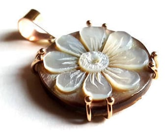 Mother of Pearl Daisy Cameo Pendant: 9kt Gold Italian Jewelry