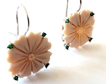 Orecchini Daisies Shell Cameo: argento sterling, zirconi verdi