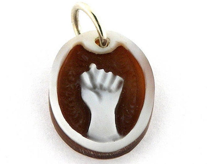 Shell cameo pendant Hand italian cameos jewelry donadio cameos shell pendentif camée colgante de camafeo  カメオペンダント Камея подвеска
