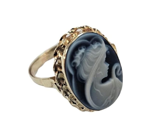 Blue Agate Cameo Ring: 9kt Gold Woman Profile