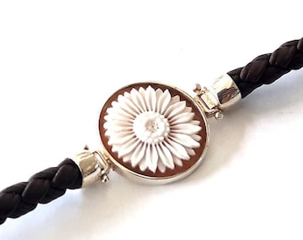 Bracciale con cammeo in conchiglia di girasole: argento sterling, pelle intrecciata