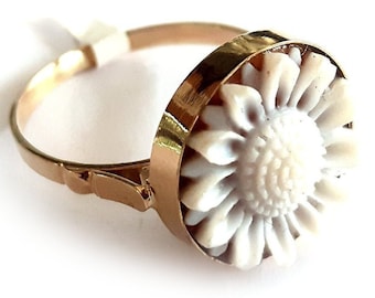 Hand Carved Sardonyx Shell Cameo Ring: 9kt Gold Sunflower
