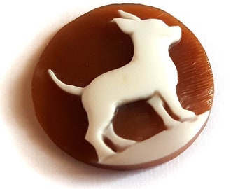 Cammeo in conchiglia sardonica intagliato a mano: levriero italiano, 20 mm