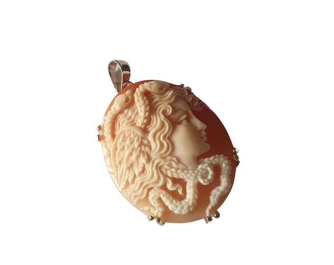 Ciondolo con cammeo in conchiglia di Medusa incastonato in oro 9kt