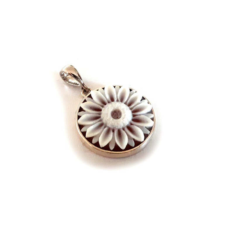 Shell cameo pendant flower italian cameo jewelry donadio cameo shell pendentif cam\u00e9e colgante camafeo \u30ab\u30e1\u30aa\u30da\u30f3\u30c0\u30f3\u30c8 \u041a\u0430\u043c\u0435\u044f \u043f\u043e\u0434\u0432\u0435\u0441\u043a\u0430