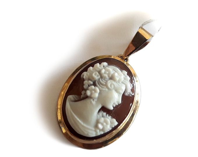 Ciondolo cammeo in conchiglia sardonica dorata: profilo della dea inciso a mano