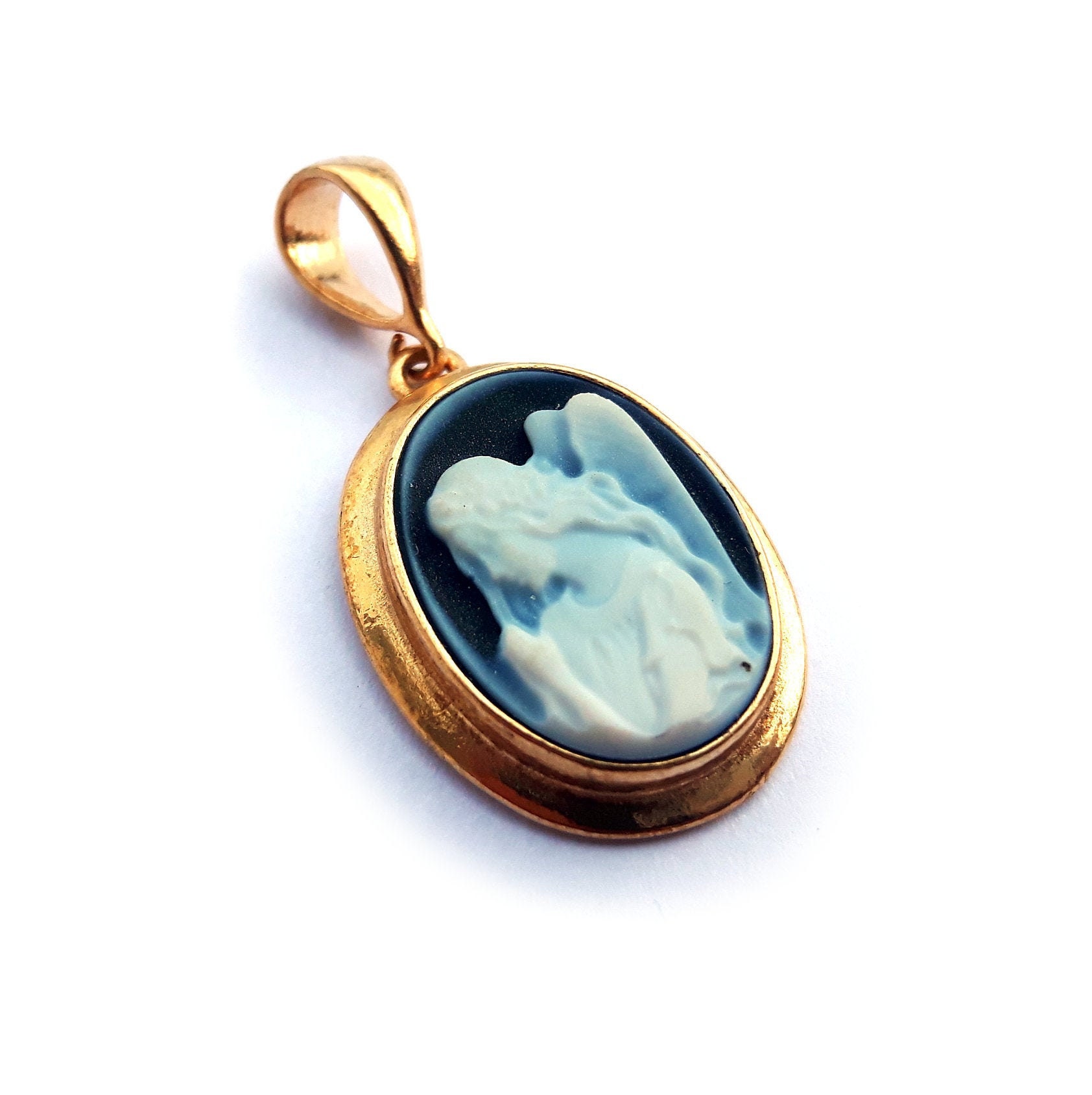Angel cameo pendant deals