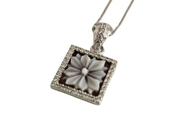 Collana con cammeo a conchiglia a forma di fiore: gioielli italiani in argento sterling e sardonica