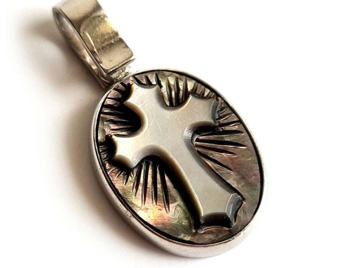 Mother of pearl cameo pendant Cross italian cameo jewels donadio cameo shell pendentif camée colgante camafeo カメオペンダント Камея подвеска
