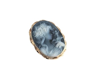 Spilla con cammeo in agata dorata: Dama e Fata, Gioielli Italiani