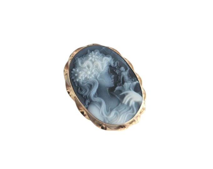 Spilla con cammeo in agata dorata: Dama e Fata, Gioielli Italiani