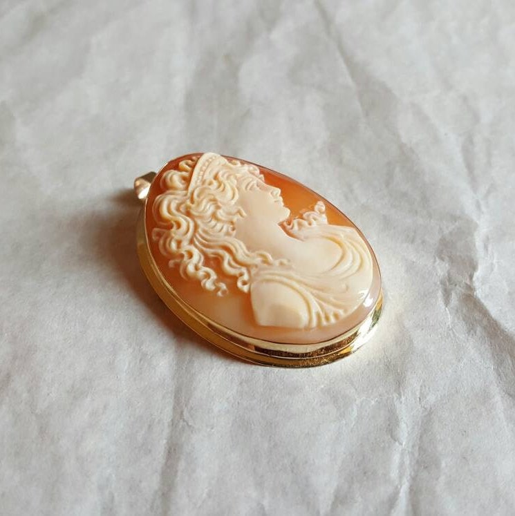 カメオ CAMEO ブローチ ヴィンテージ 美品 です（ケース付き）。