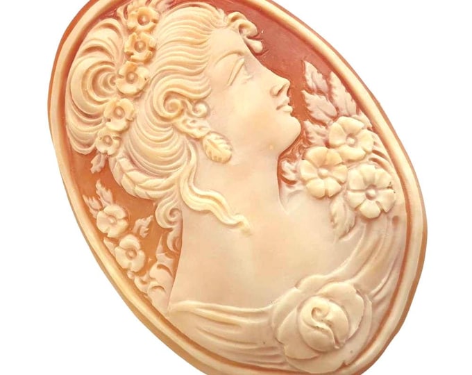 Cammeo di conchiglie sciolte con la Dea Venere intagliata a mano su conchiglie corniole.