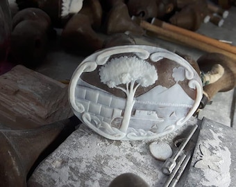 Cammeo in conchiglia sardonica intagliato a mano: scena di Napoli con il Vesuvio