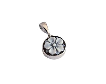 Blommigt kameohänge: Sardonyx-snäcka i sterlingsilver, handgjort i Italien
