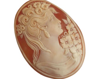 Handgeschnitztes Muschelgemme: Venus-Göttin, Karneolmuschel (65 mm)