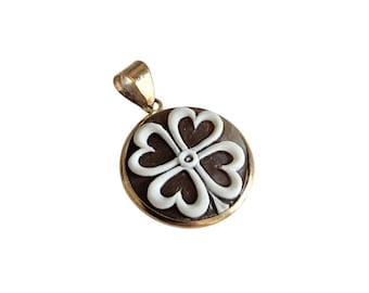 Ciondolo cammeo in conchiglia sardonica in oro: gioielli quadrifogli italiani