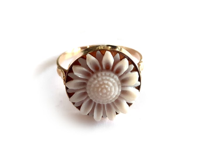 Hand Carved Sardonyx Shell Cameo Ring: 9kt Gold Sunflower