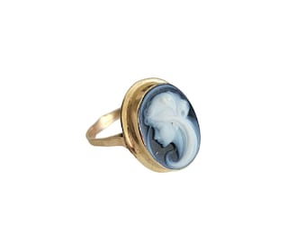 Anello con cammeo in agata blu: ritratto di donna in oro 9 carati, gioiello italiano.
