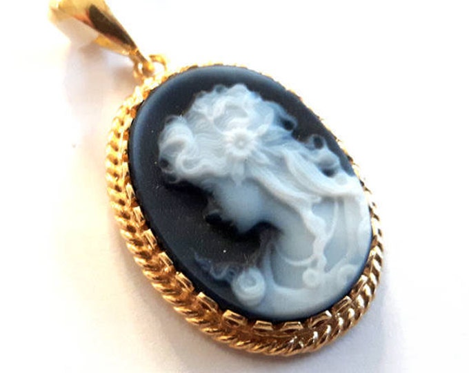 Ciondolo cammeo blu scuro lady italiano cammeo gioielli donadio pietra agata cammei pendentif camée colgante camafeo カメオペンダント Камея подвеска