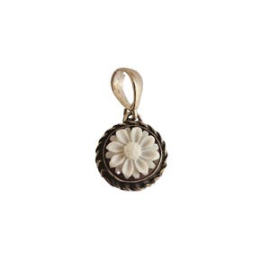 Floral cameo pendant sterling silver handcraft in Italy, shell cameo flower, seashell cameos, silver pendant, modern cameo, gift for women.