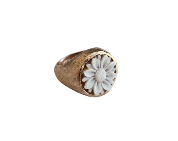 Pinkie shell cameo ring flower made in 925 sterling silver Gold plated.