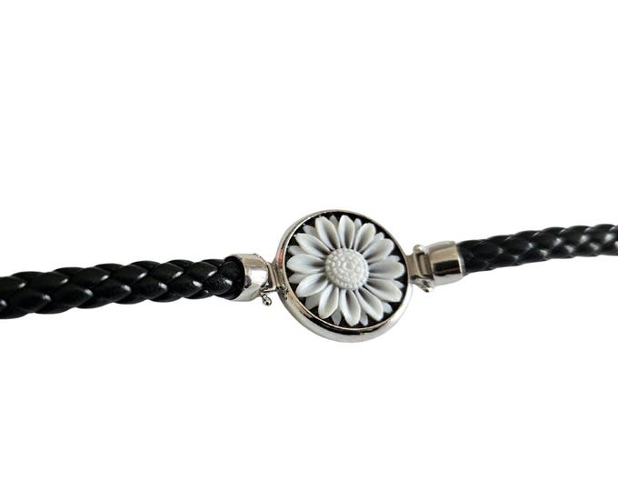 Bracciale con cammeo in conchiglia di girasole: argento sterling, pelle intrecciata