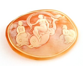 Cammeo in conchiglia intagliato mano: neoklassische Szene der Sirene (55 mm)